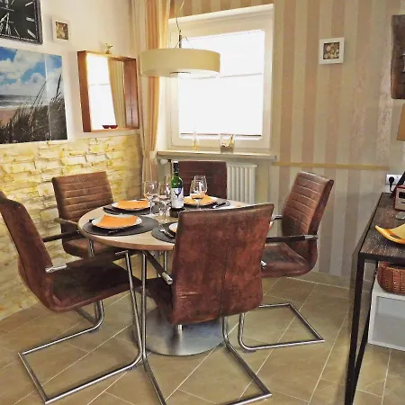 Apartment Deichwiese Ferienwohnung: Sylt Garden Retreat