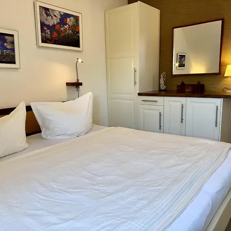 Apartment Deichwiese Ferienwohnung: Sylt Garden Retreat