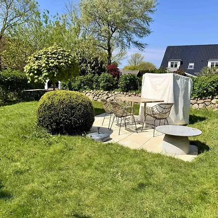 Deichwiese Ferienwohnung: Sylt Garden Retreat
