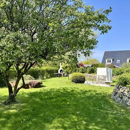 Apartment Deichwiese Ferienwohnung: Sylt Garden Retreat Westerland